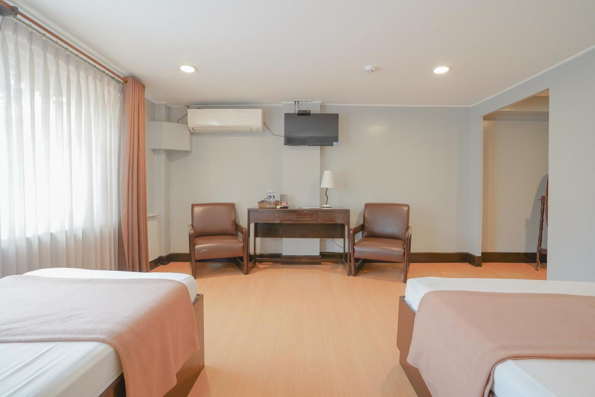 Arzo Hotel Manila Bagian luar foto