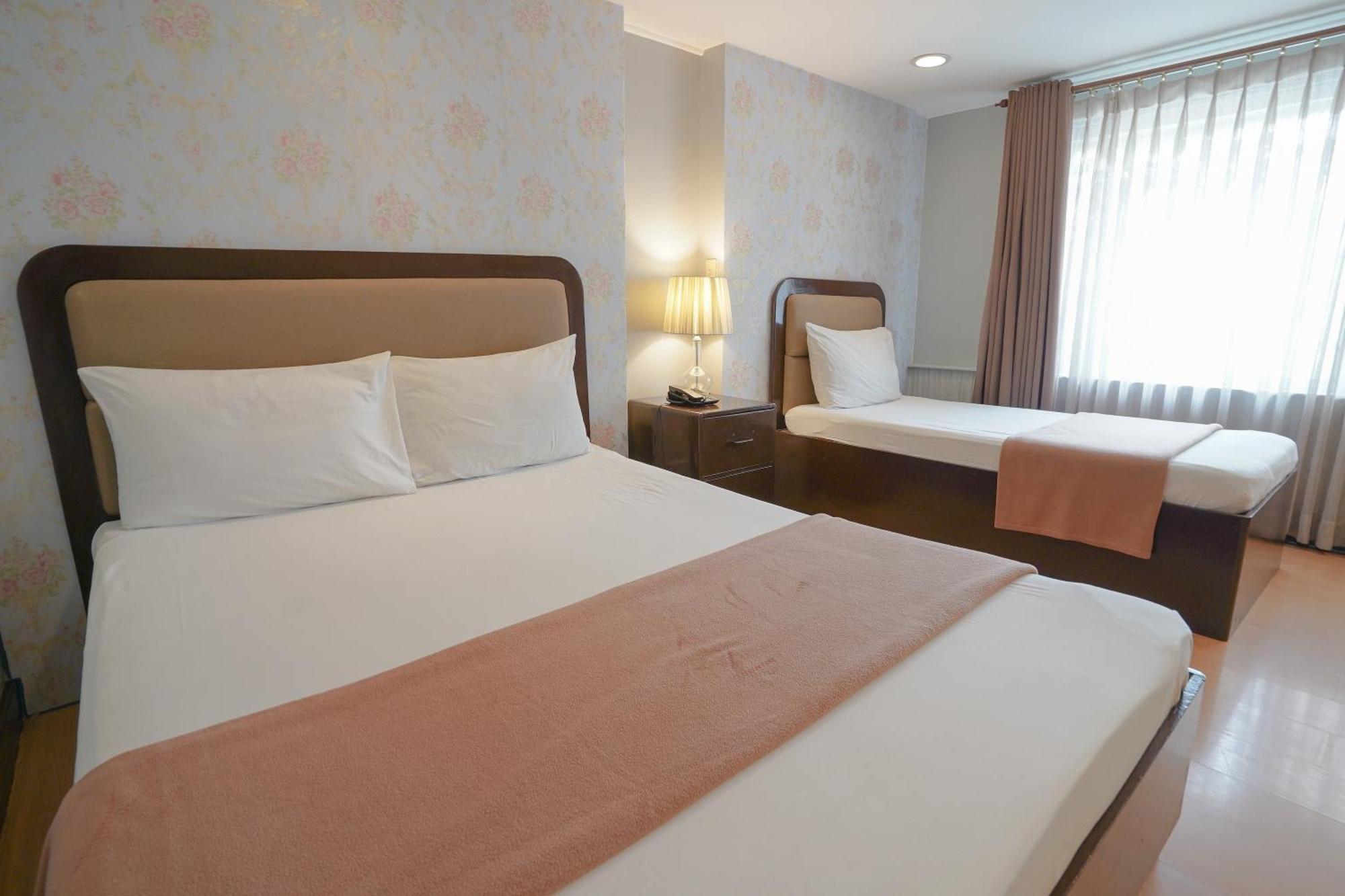 Arzo Hotel Manila Bagian luar foto