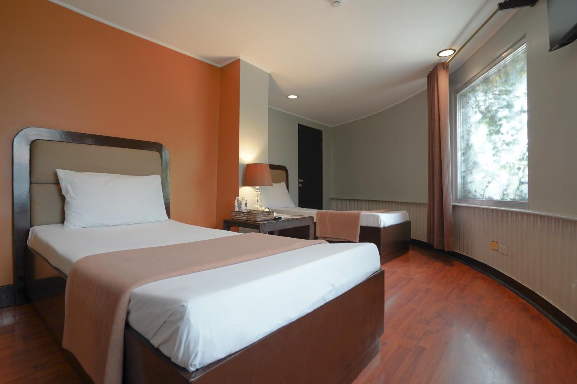 Arzo Hotel Manila Bagian luar foto