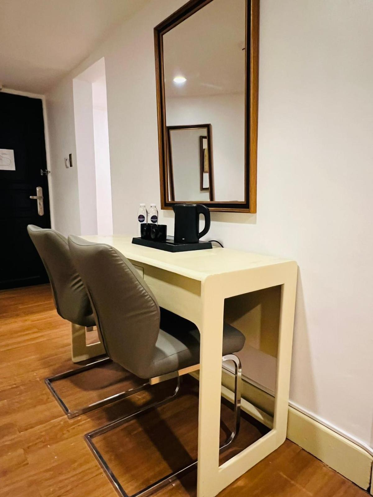 Arzo Hotel Manila Bagian luar foto