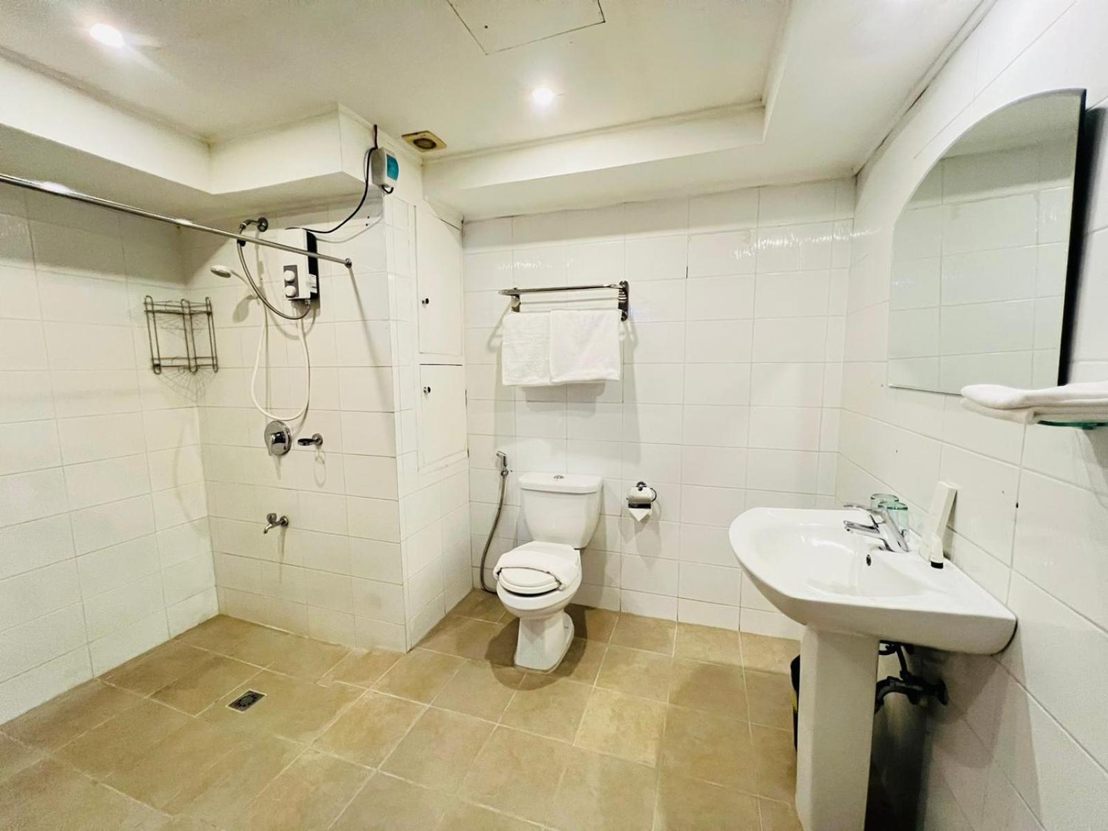 Arzo Hotel Manila Bagian luar foto